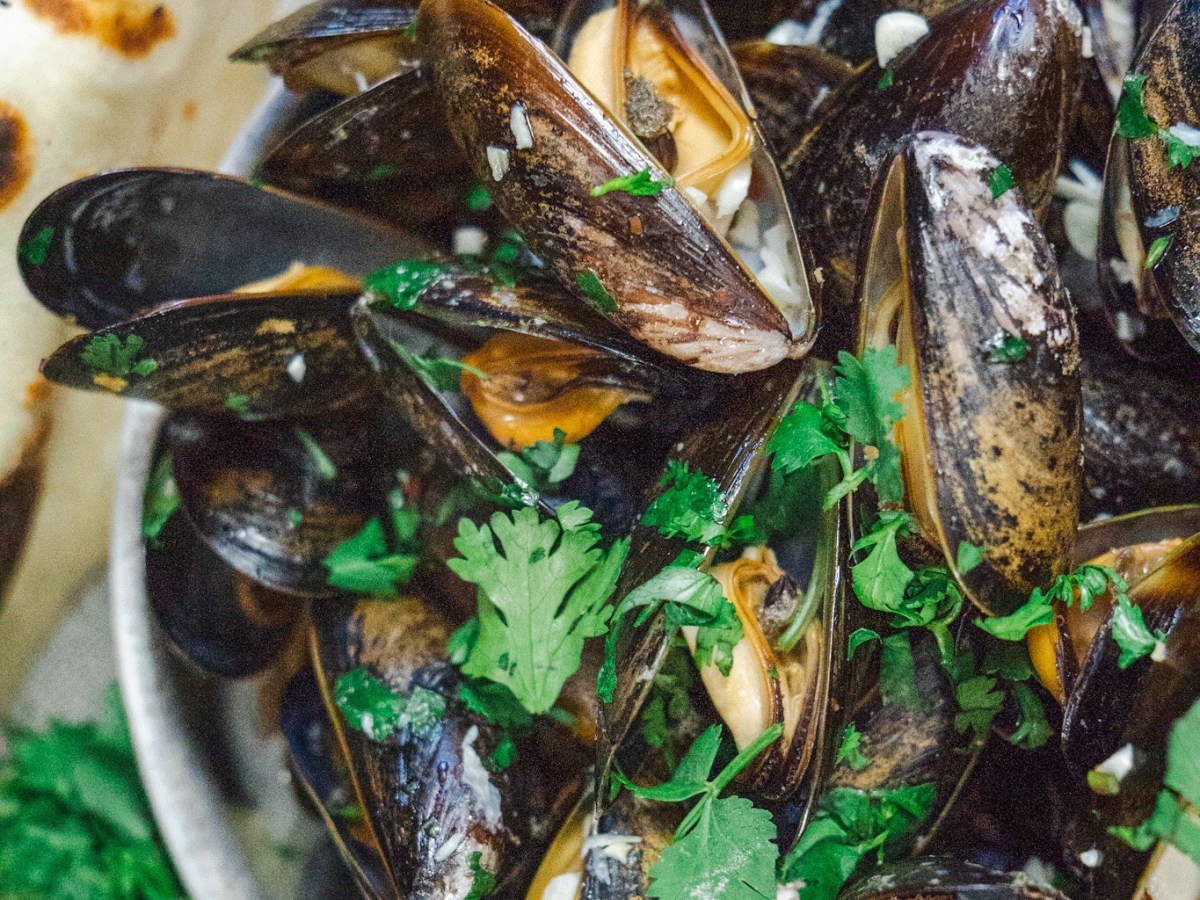 Easy Garlic Mussels and the Reason Why I’ll Never Buy Them in a Restaurant&nbsp;Again